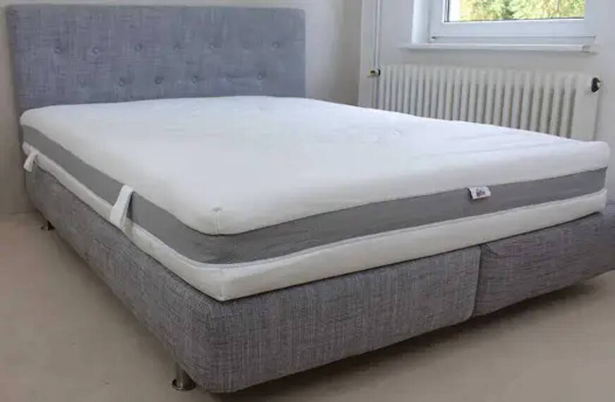 Ribeco TFK Matratze von der Seite auf unserem Bett